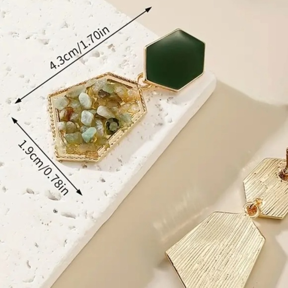 🆕New Gold Plated Green Stones Earrings - Picture 3 of 6